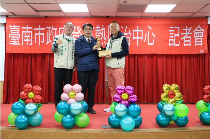黃偉哲市長親自頒獎給本市監測區第一名安平區國平里防疫志工隊